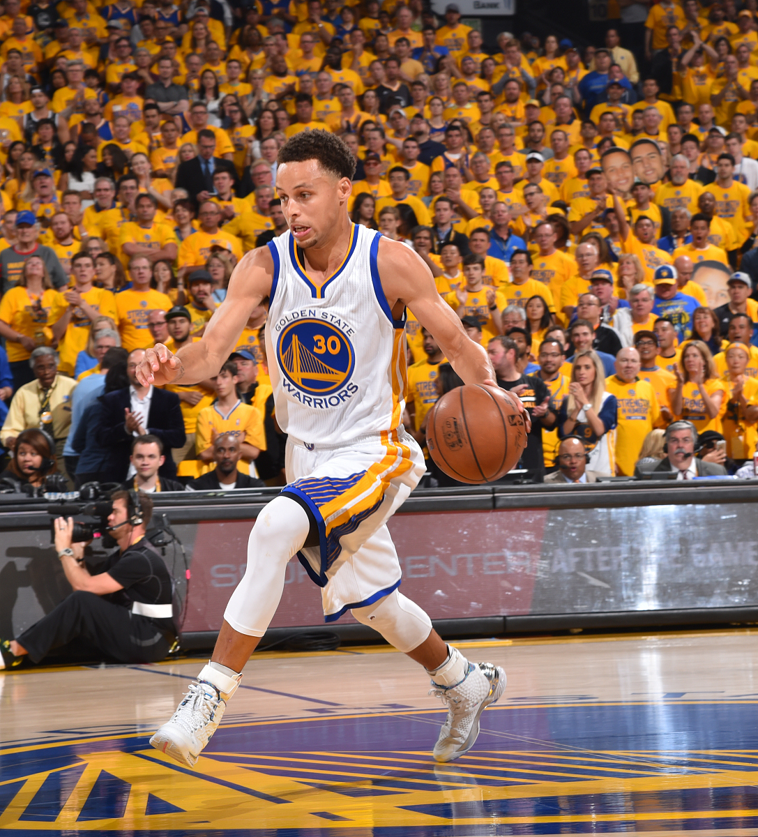 青岛队力克勇士，库里高光表现的简单介绍