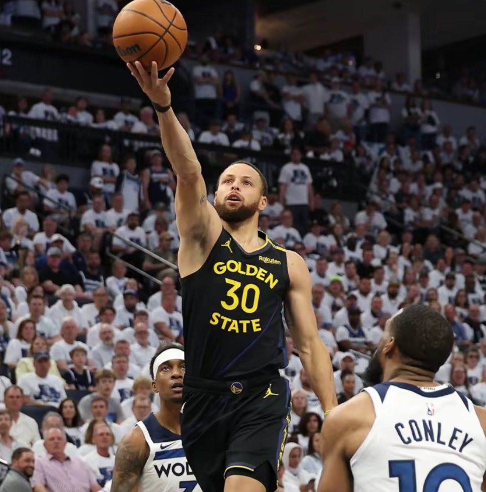 青岛队力克勇士，库里高光表现的简单介绍