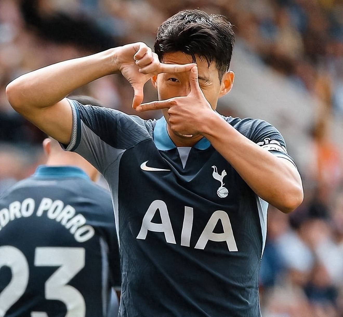 日本前锋在比赛中取得帽子戏法获得喝彩