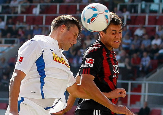 日本前锋在比赛中取得帽子戏法获得喝彩