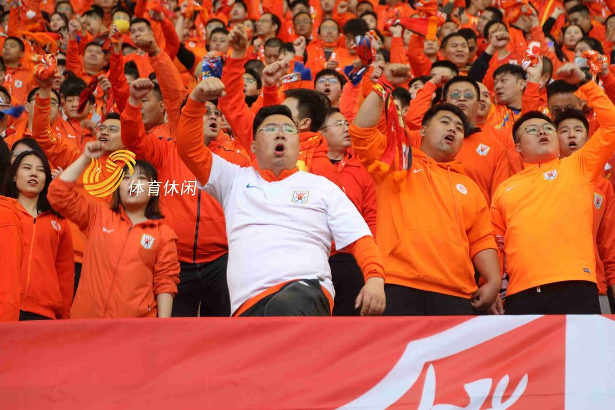 国际球队在比赛中的拼搏精神