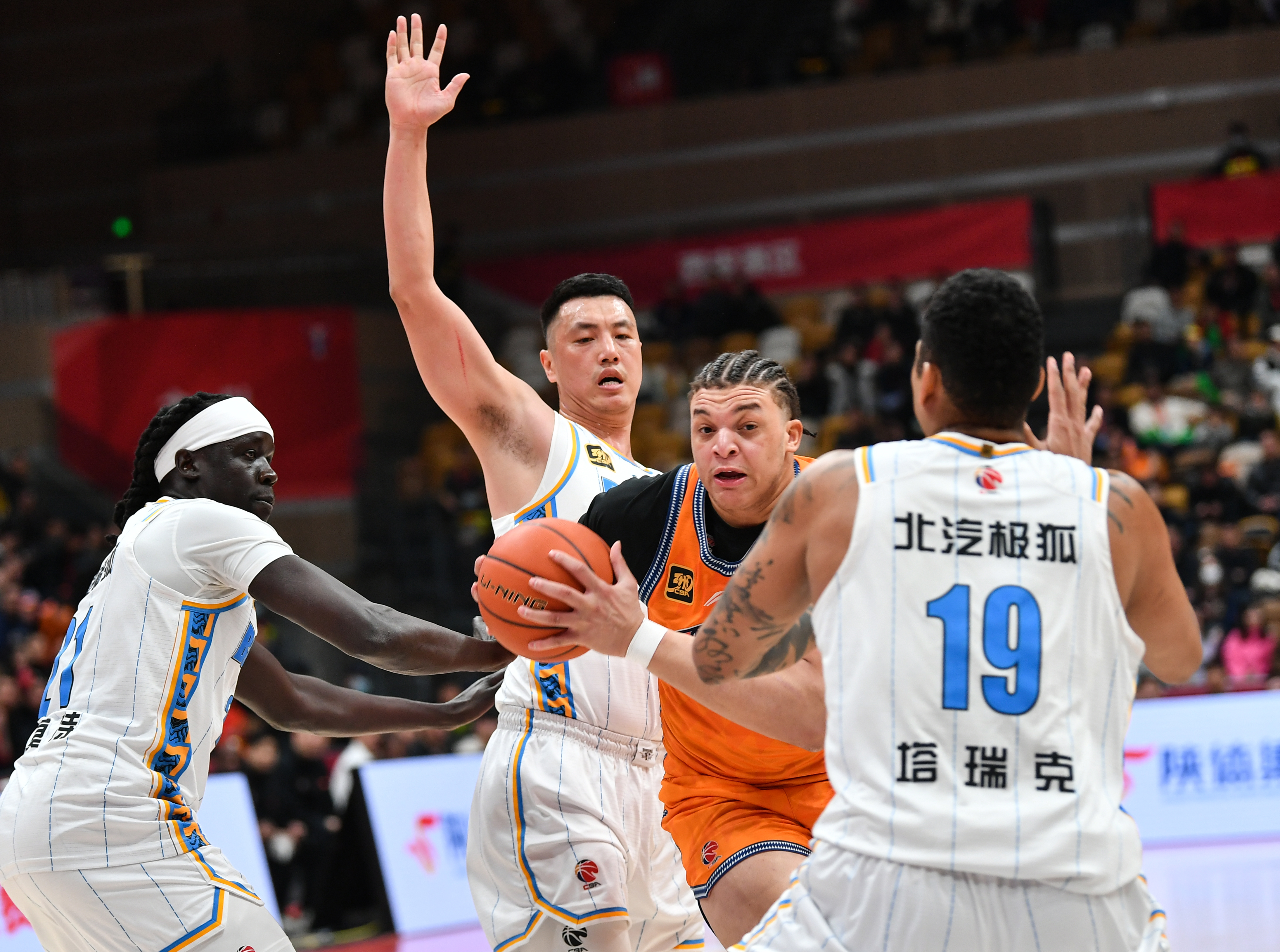 包含战火点燃CBA赛场情绪高涨的词条