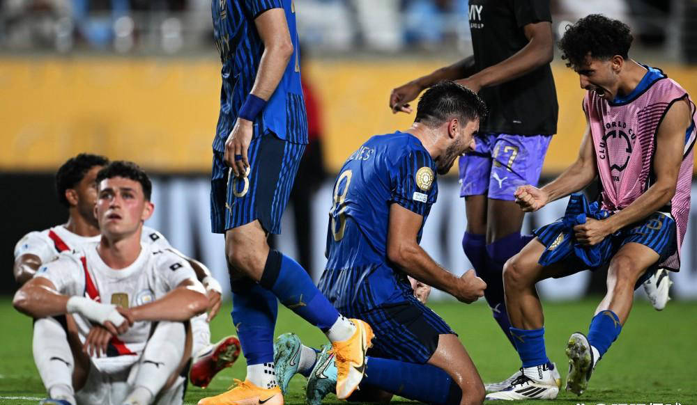 曼城轻松晋级，成功闯入淘汰赛的简单介绍