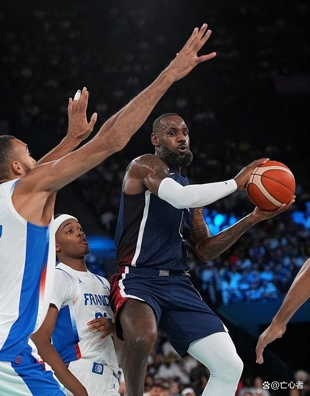 关于勇士B队轻取篮网B队，西蒙斯统治全场的信息