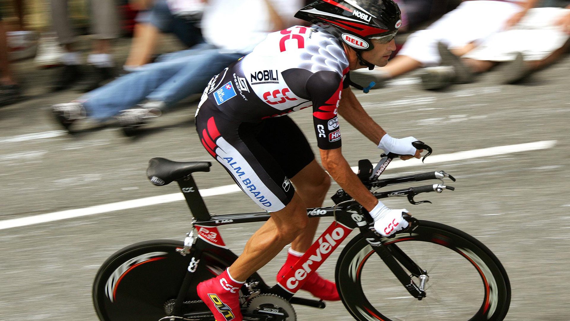 赛道与球场，双线争锋的极限时刻